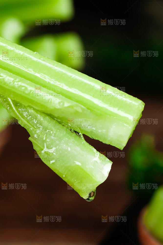 深底上放着洋芹菜