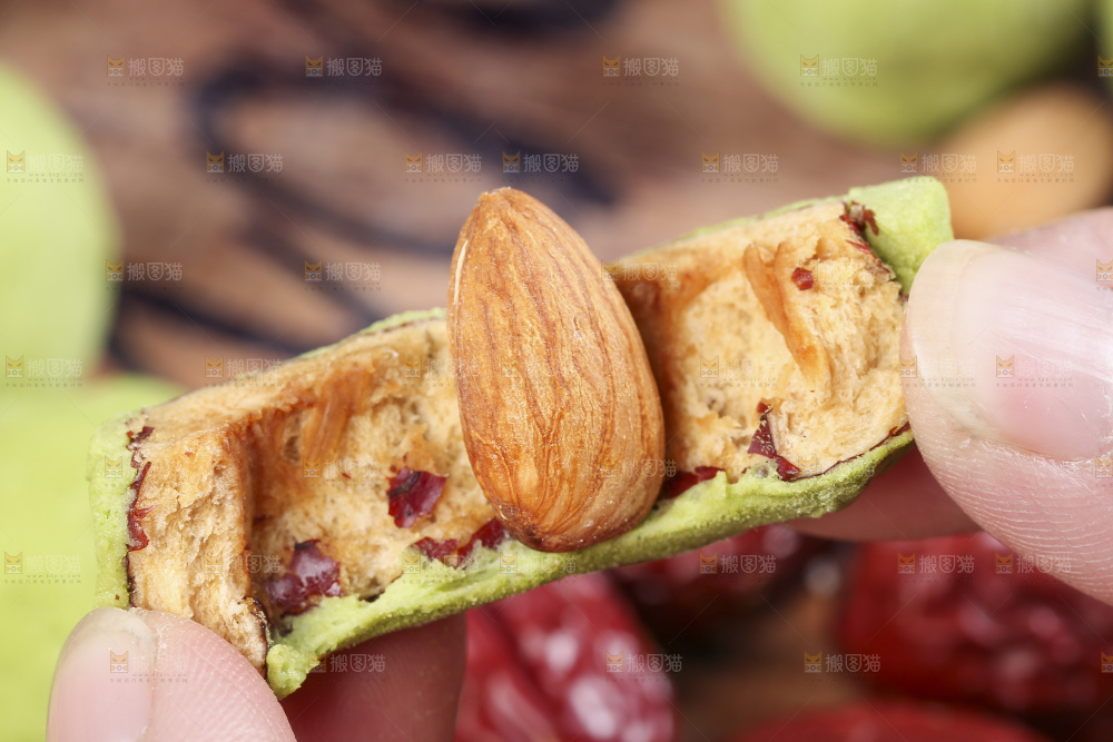 手拿掰开的抹茶味夹心奶枣
