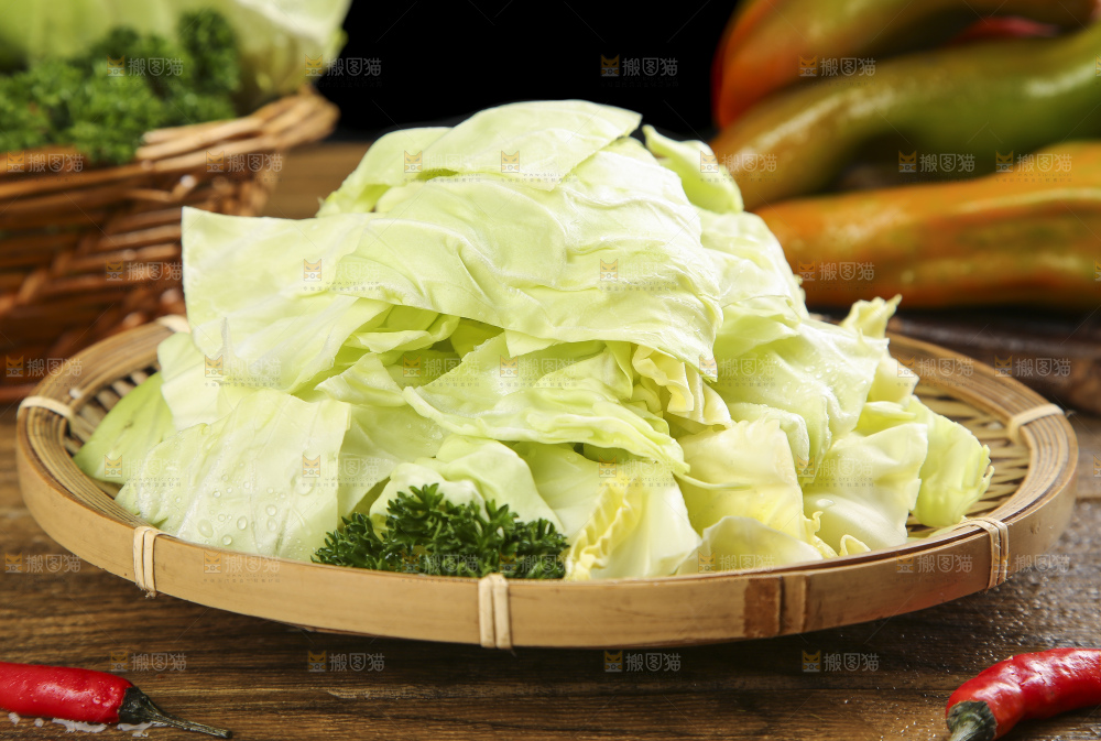 木底上放着一盘孢子甘蓝