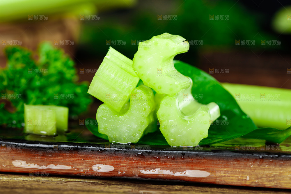 黑石板上的西芹丁