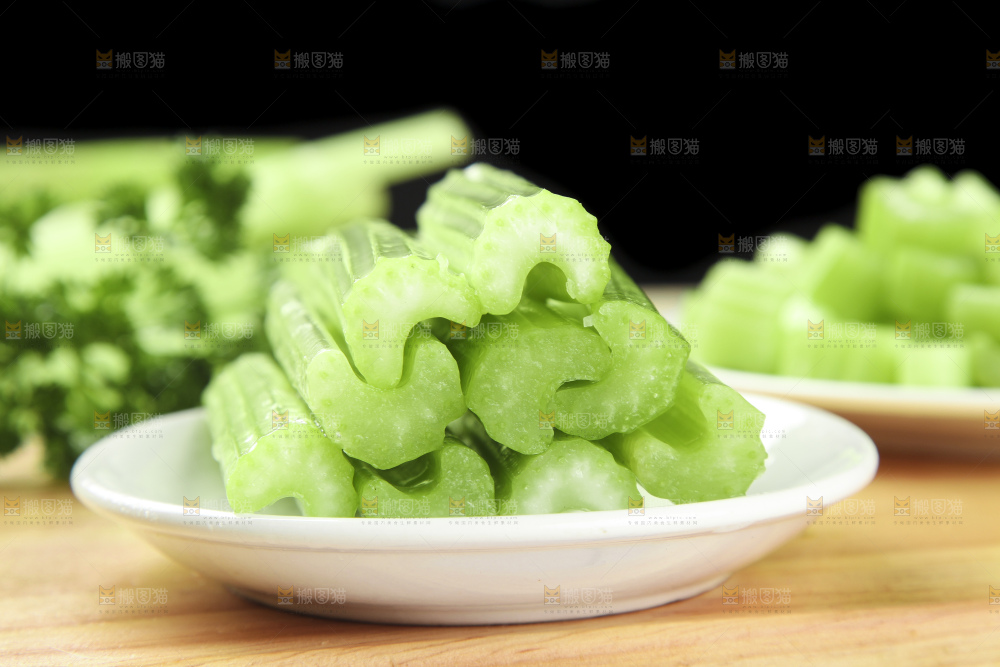 木板上放着一盘西洋芹