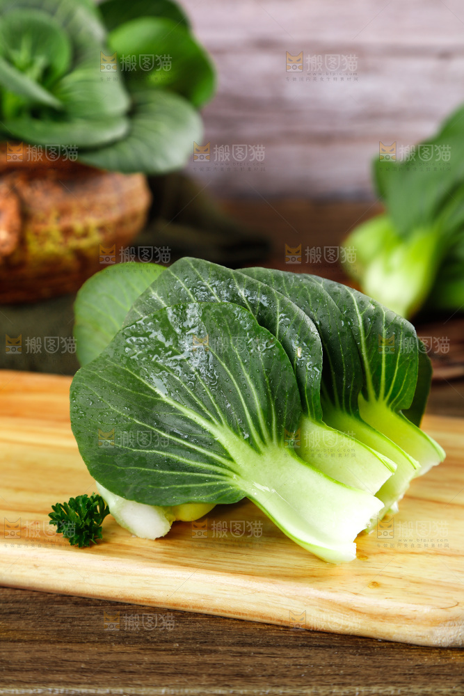 木板上放着上海青