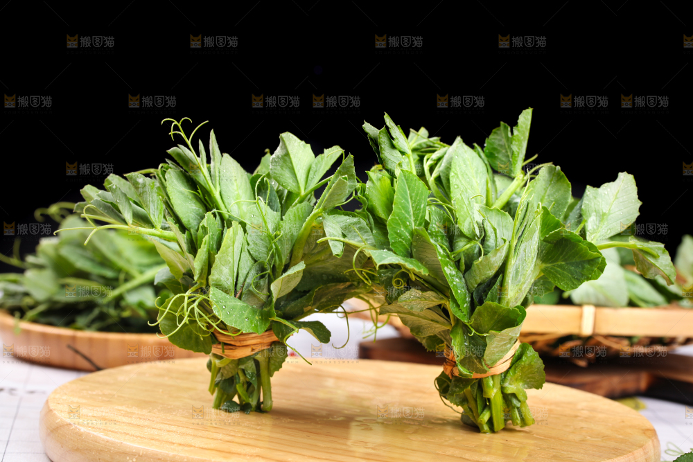 木板上放着农家豌豆尖