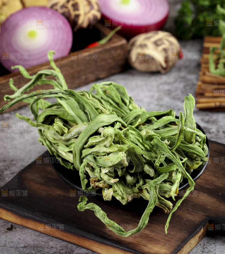 深底上放着干苔菜