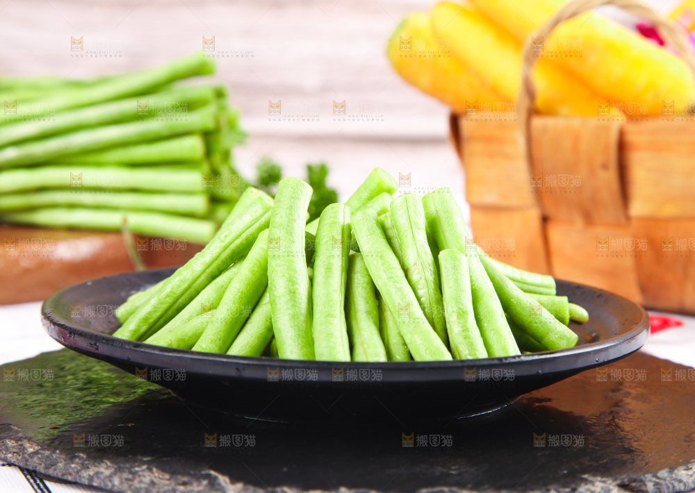 盘子里装着豇豆角