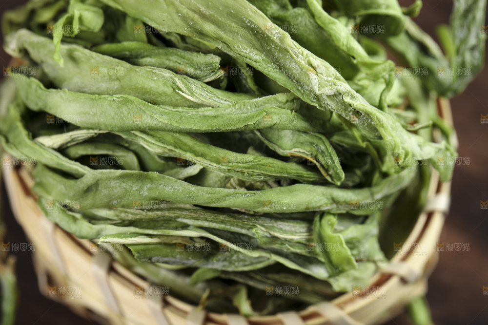 篮子里的干苔菜