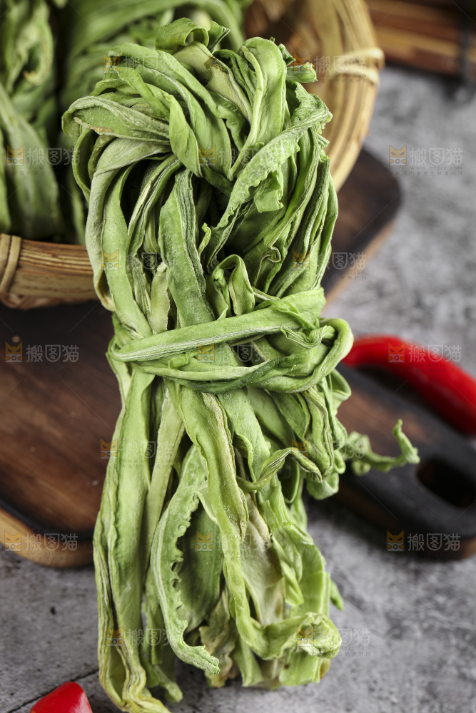 篮子里的干苔菜