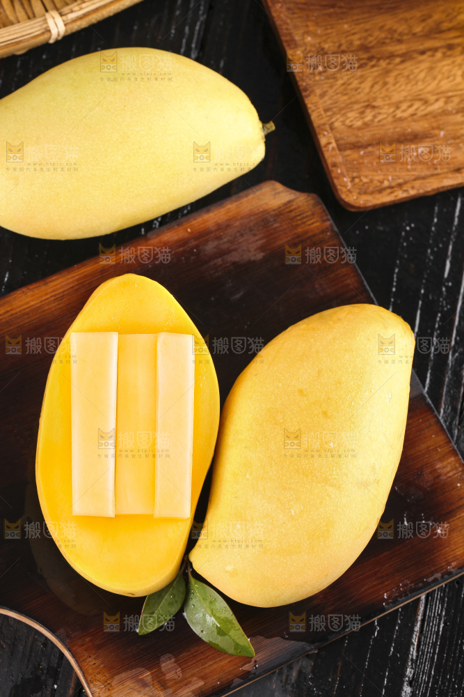 黑木板上放着越南玉芒