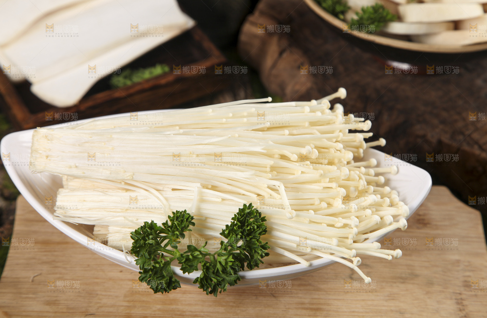 盘子里装着金针菇