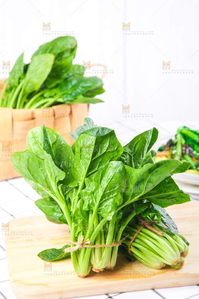 白格子底上的嫩菠菜