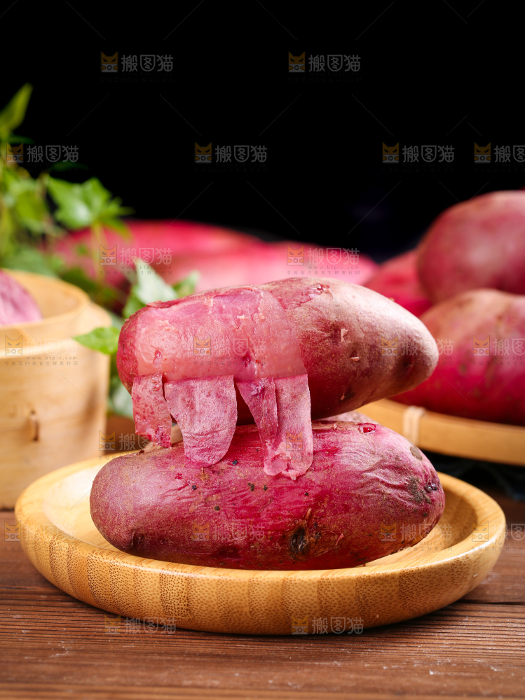 盘子里装着新鲜红土豆