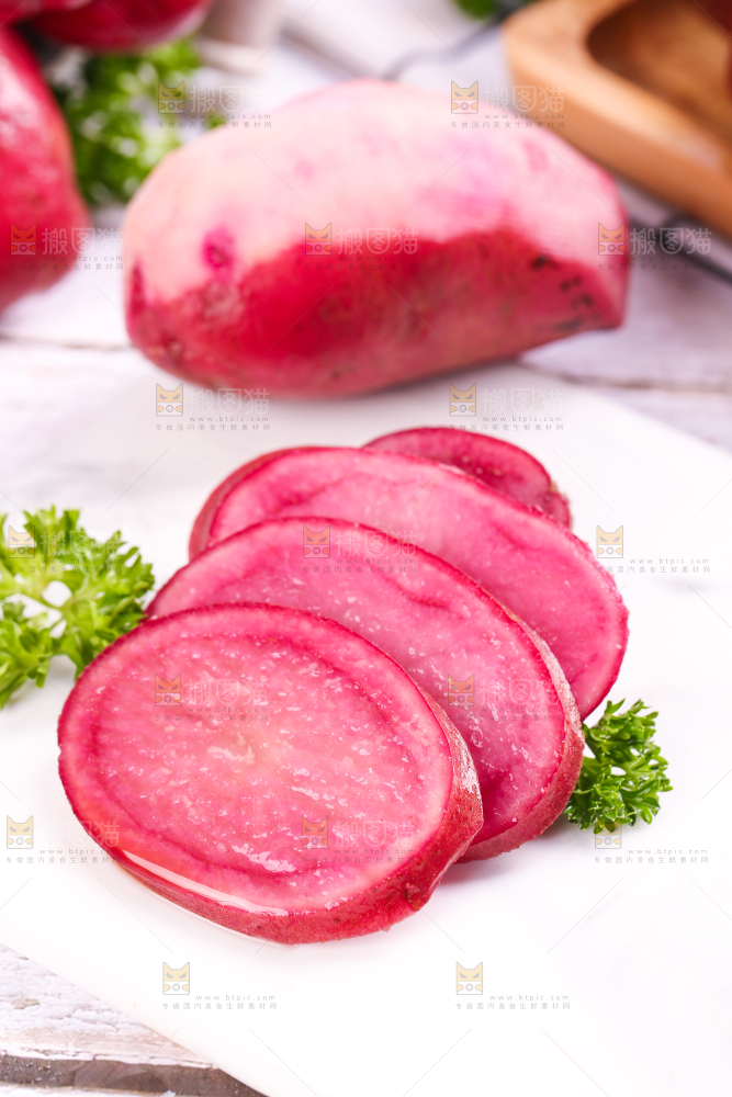 浅底上的红色土豆果肉