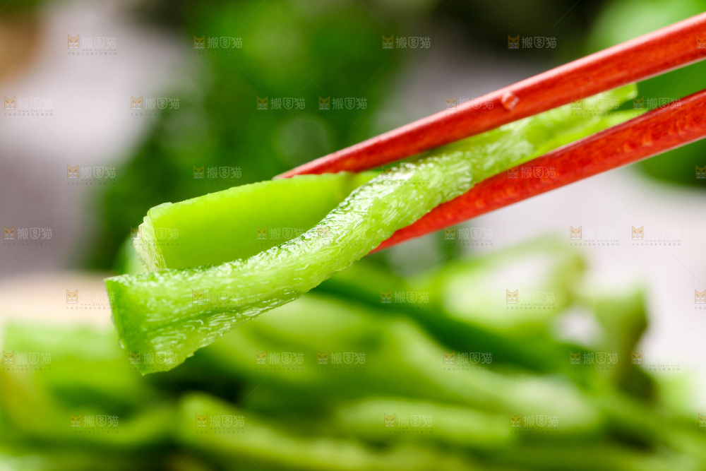 木板上摆放着湖北青椒