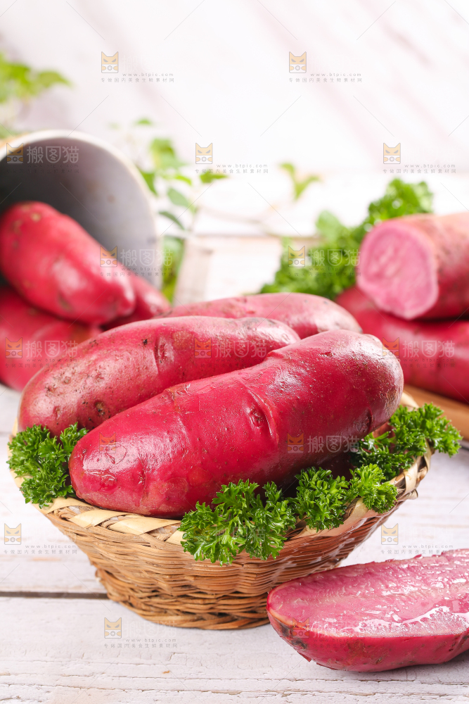 篮子里装着红美人土豆