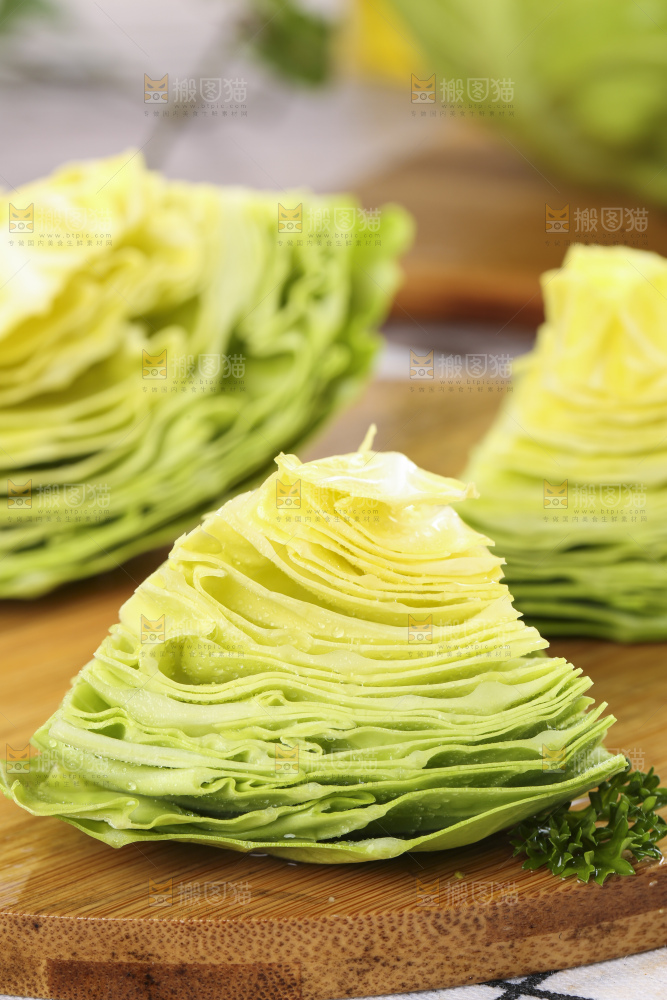木板上放着绿甘蓝