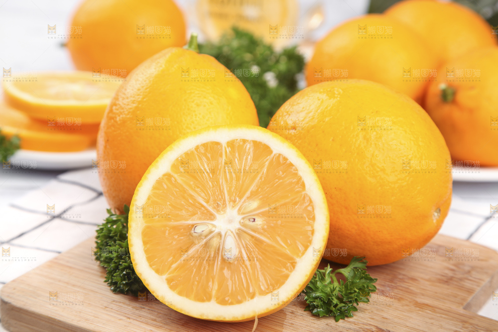 白格子底上放着新西兰柠檬