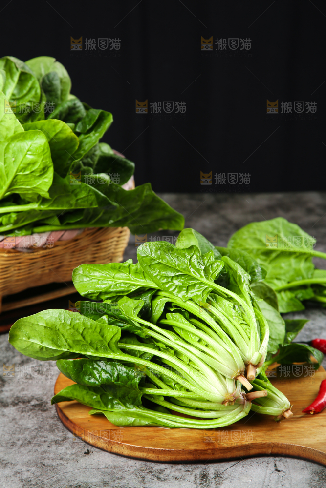 木板上放着绿色菠菜