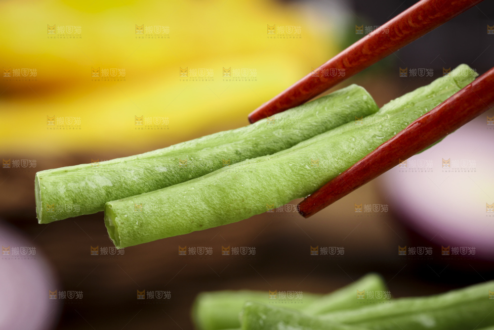 筷子上夹着长豇豆