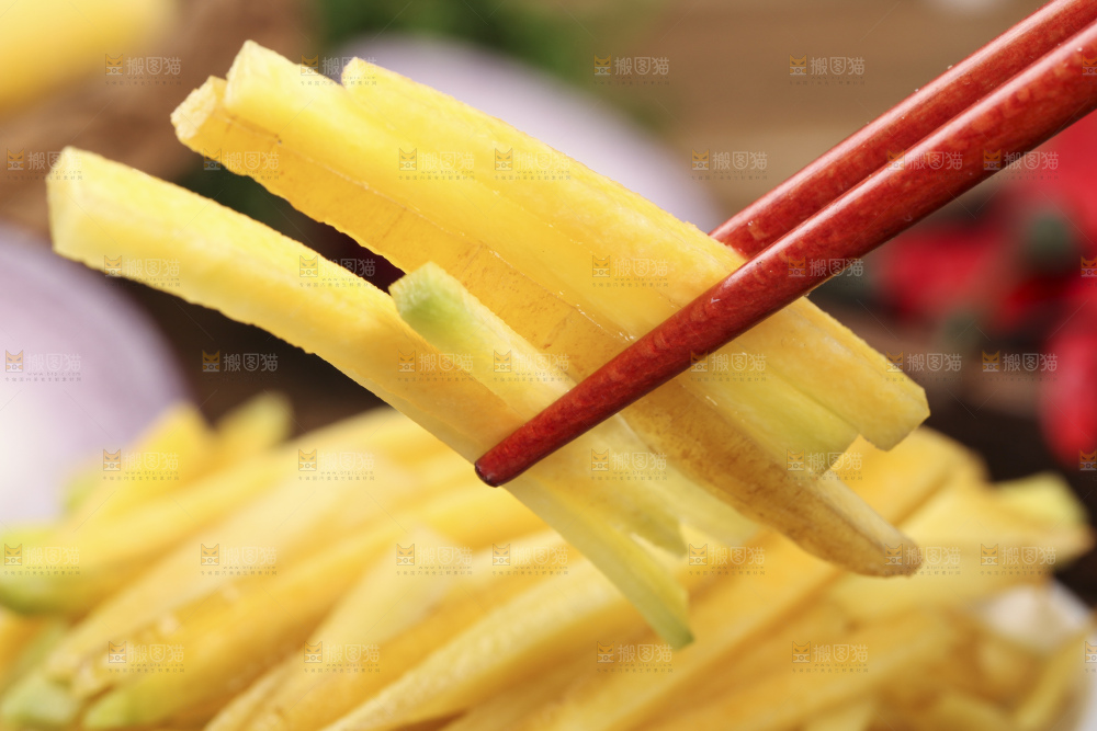 碗里装着黄胡萝卜丝