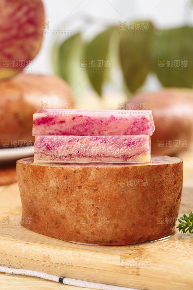 木板上的彩色土豆条