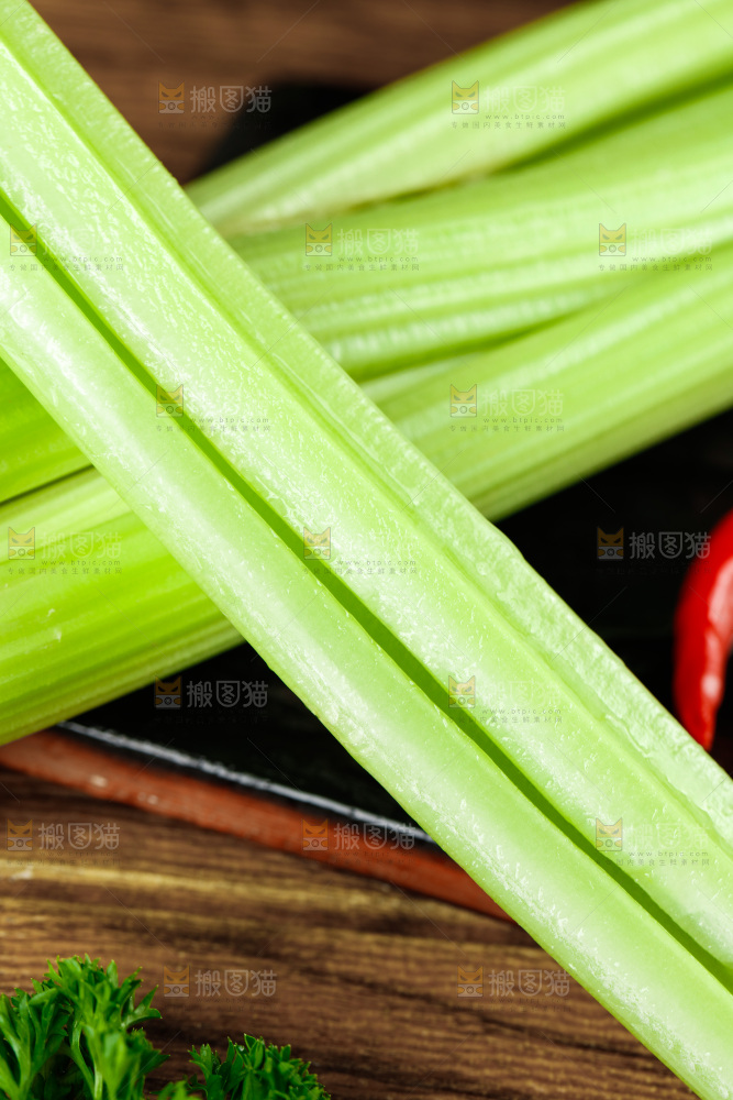 深底上放着洋芹菜