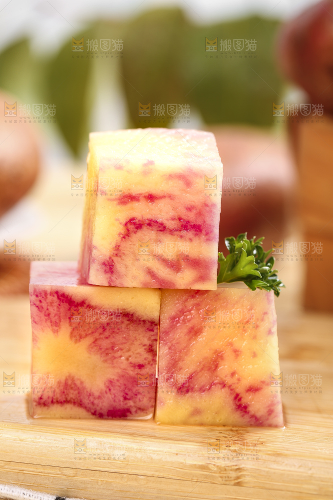 木板上放着丽江七彩土豆
