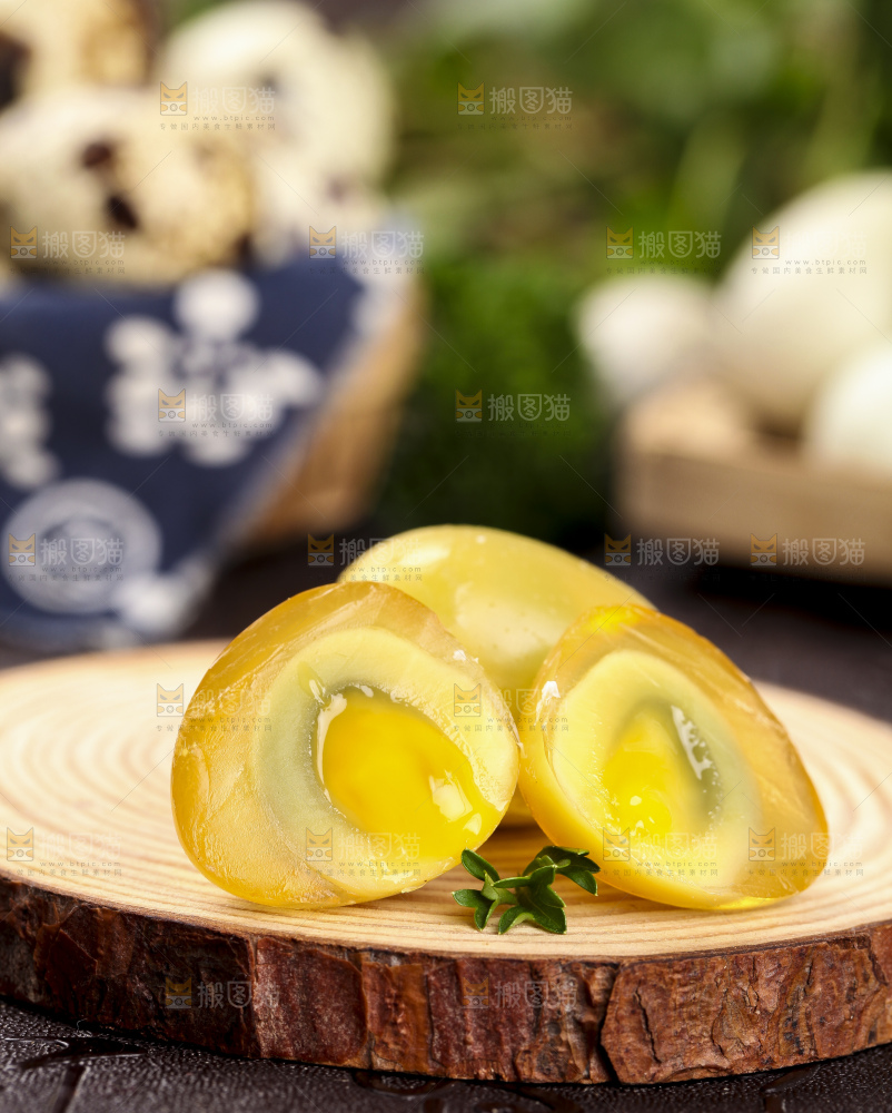 木板上的溏心小皮蛋