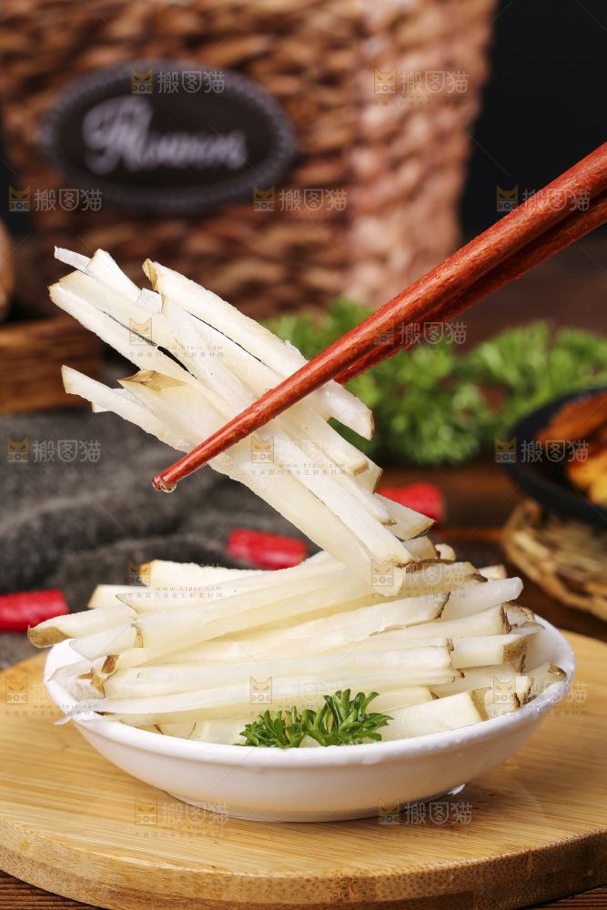 筷子上夹着洋姜丝