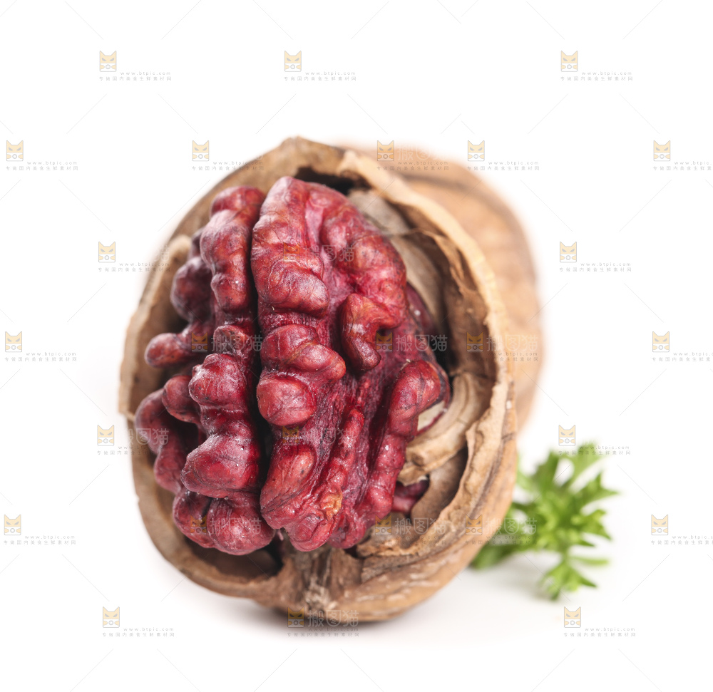 白底上摆放着薄皮红肉核桃