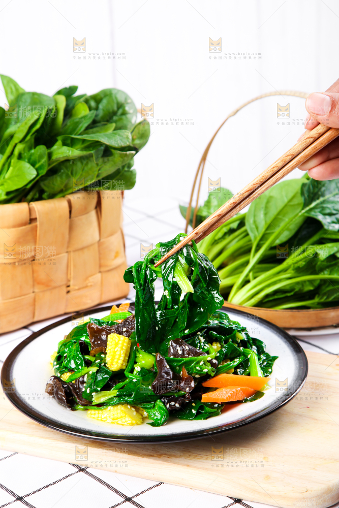 盘子里装着炒菠菜