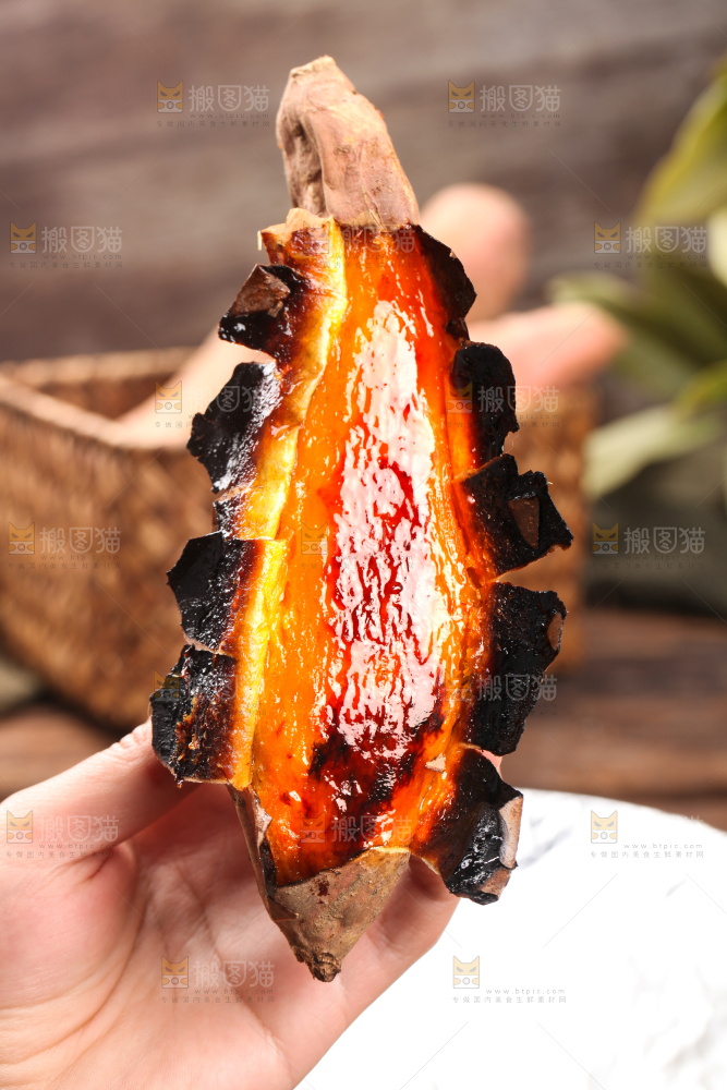 手拿烟薯