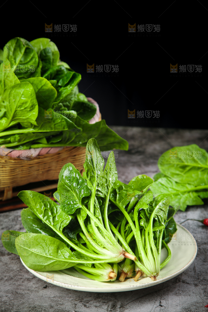 盘子里装着农家菠菜