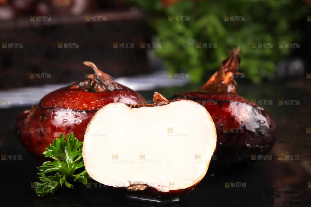 黑石板上的荸荠