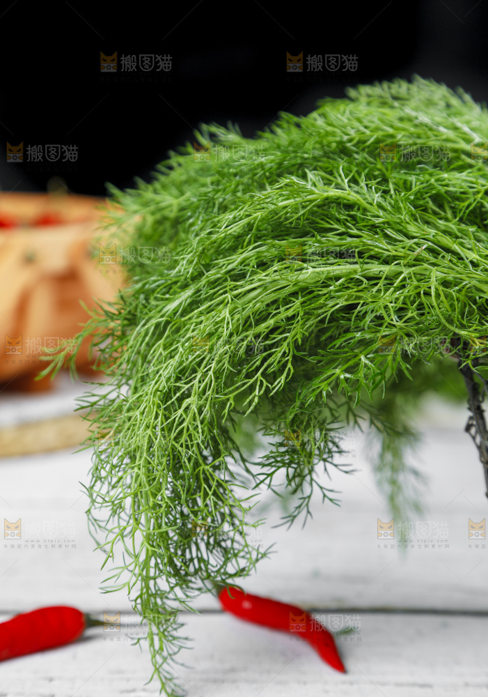 木底上的小茴香菜