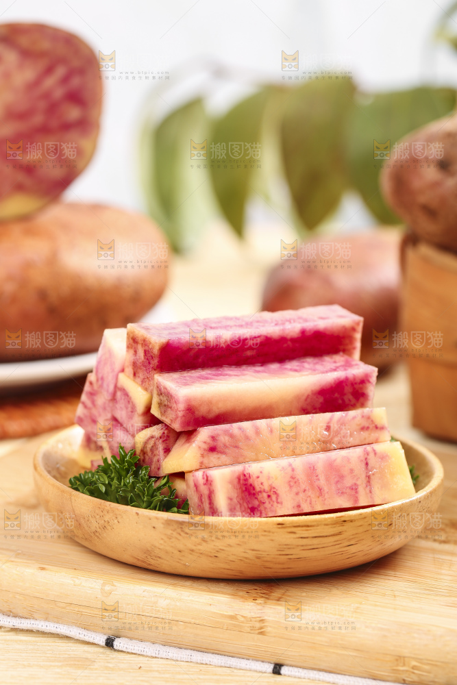 木板上的彩色土豆条
