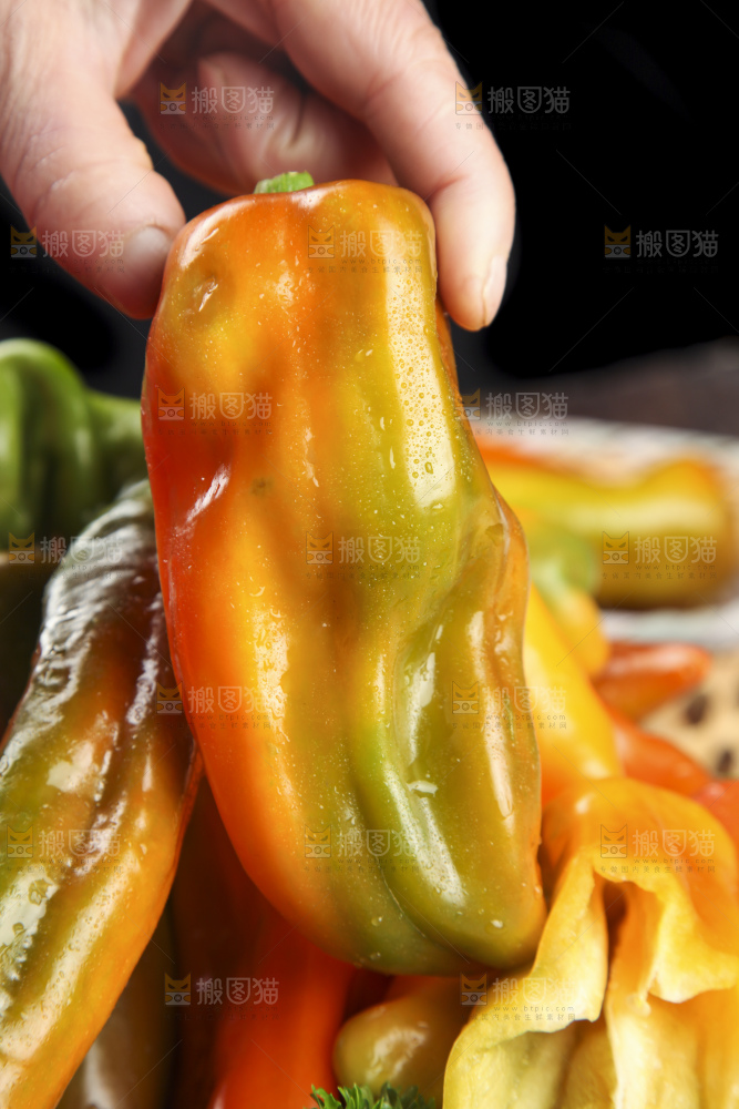 手里拿着大辣椒