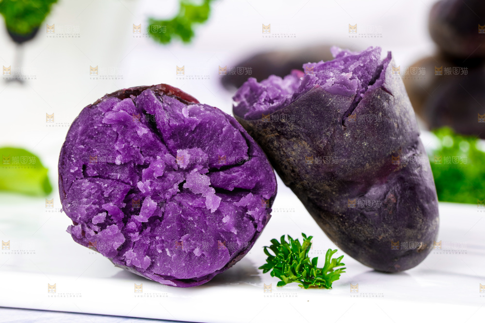 石板上的花青素紫土豆