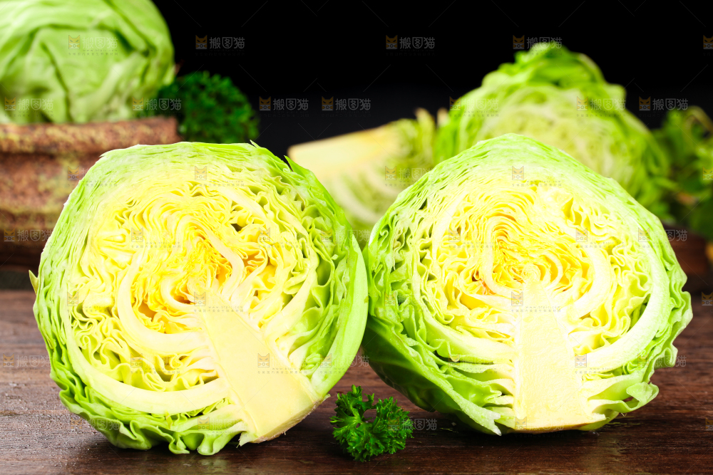 黑底上放着绿甘蓝