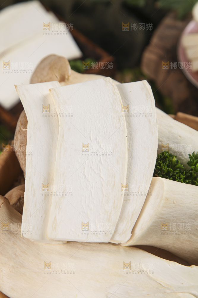 篮子里放着大鸡腿菇