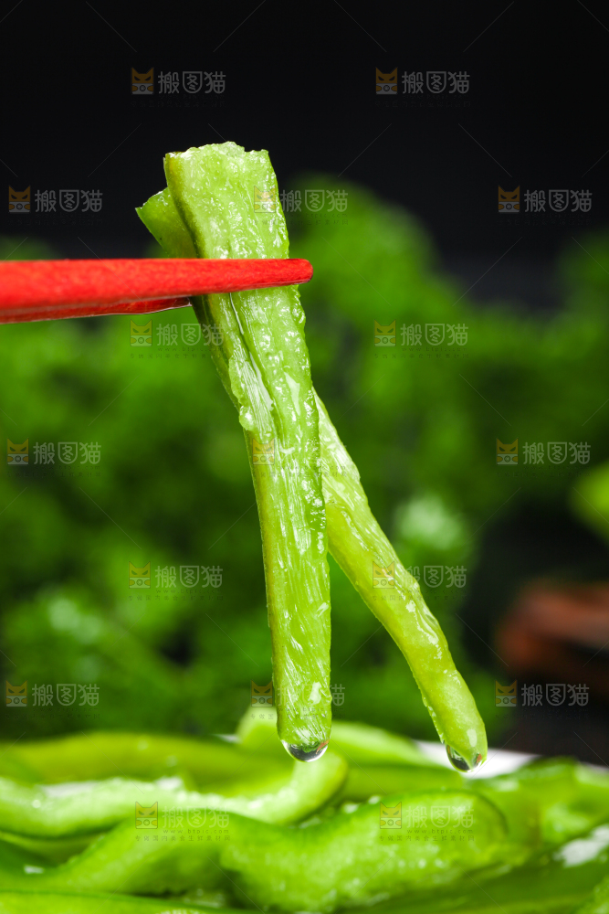 筷子上夹着新鲜青椒