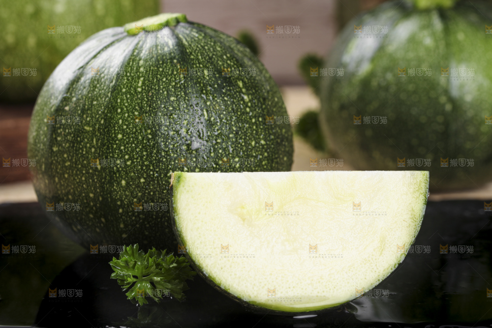 黑石板上放着花皮小南瓜