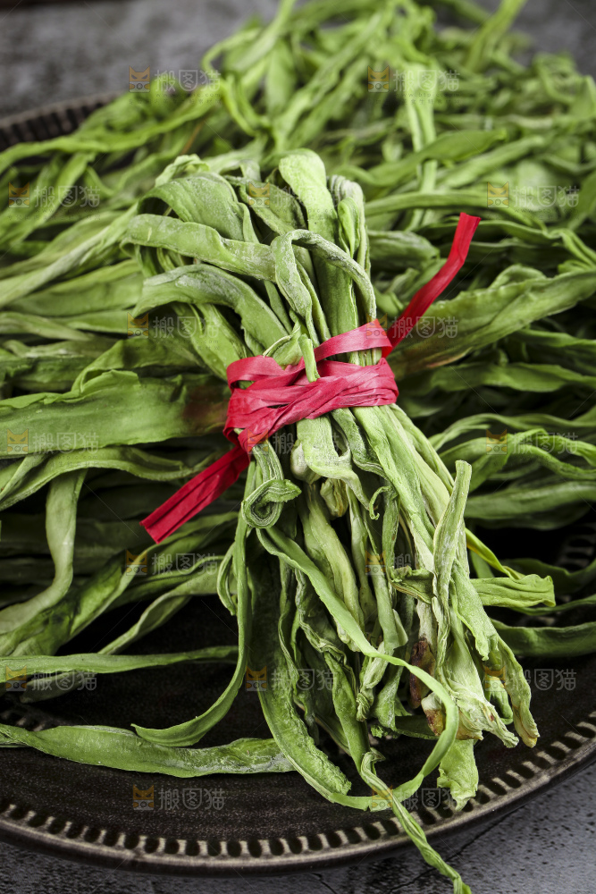 深底上放着干苔菜