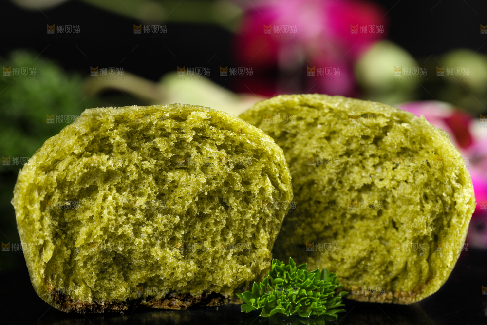 石板上放着抹茶马拉糕