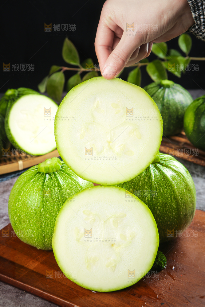 木板上放着青皮小南瓜