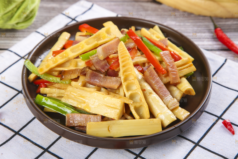 盘子里装着竹笋烧肉