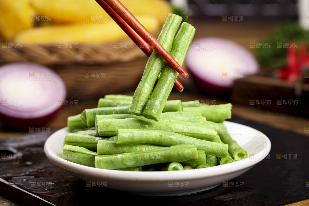 盘子里装着农家长豆角