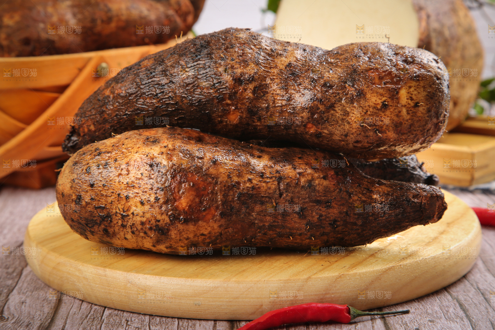 木板上放着新鲜山药