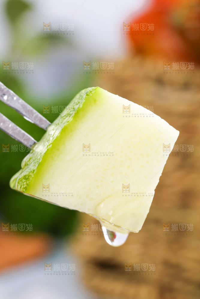 木板上放着切开的南瓜