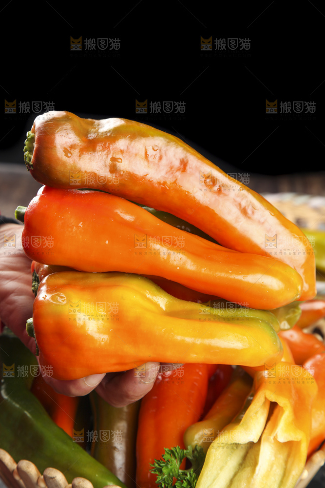 手里拿着大辣椒