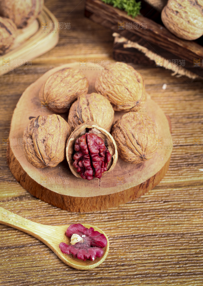 木板上放着红皮核桃